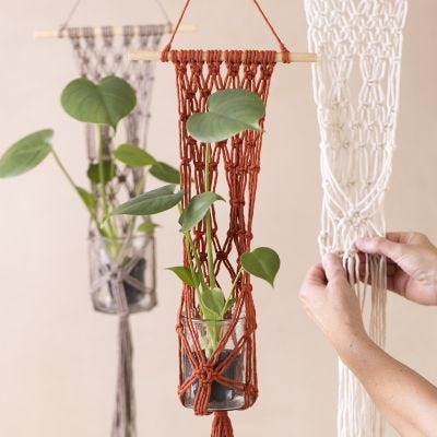 Une suspension pour fleur en macramé 
