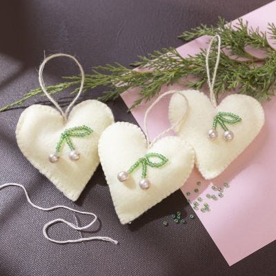 Cœurs de Noël en feutre décorés de cerises perlées
