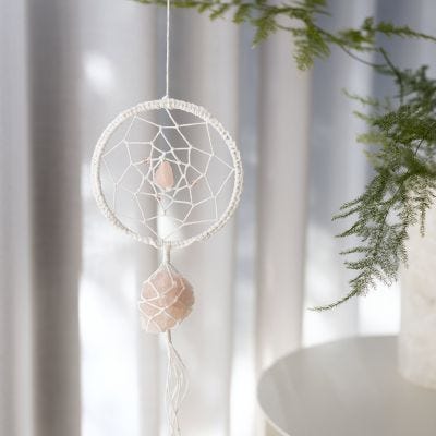 Attrape-rêves décorés de cristaux de quartz rose