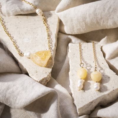 Collier et boucles d&rsquo;oreilles avec calcite de miel et perles d&rsquo;eau douce