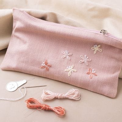 Pochette en similicuir décorée de papillons brodés