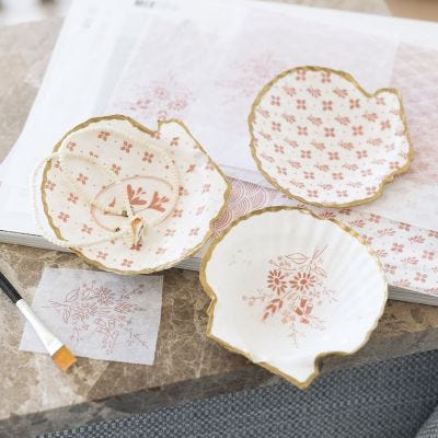 Coquillages décorés de découpage et marqueur doré 