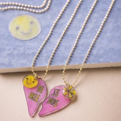 Un collier d’amitié avec un pendentif en plastique thermorétractable