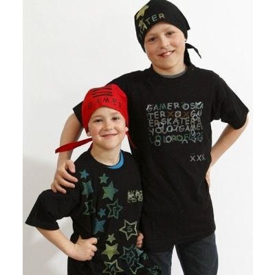 T-shirts et bandanas avec impressions de tampons.