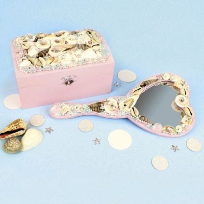 Peili ja aarrearkku pienille merenneidoille