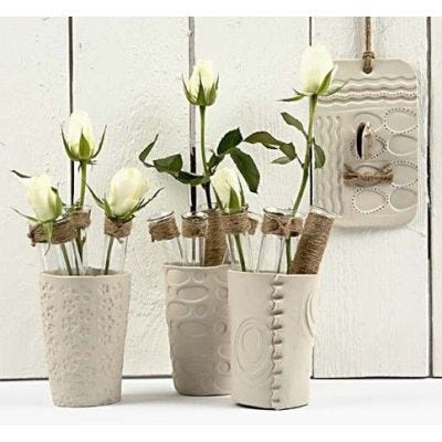 Vases d'argile auto-durcissante