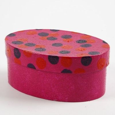 Une boîte en carton blanche décorée avec la peinture A-Color Glass