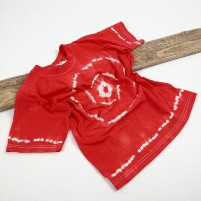 Un t-shirt à motifs liés