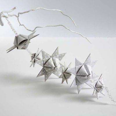 Une guirlande faite avec des étoiles tissées avec des formes pyramidales