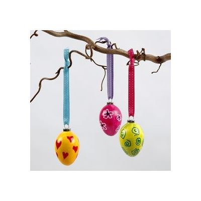 Un oeuf en terre cuite peint avec motifs faits au marqueur