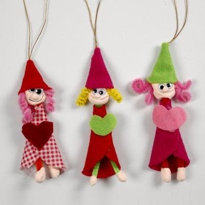 Lutins fabriqués en Silk Clay et cure-pipes avec des robes en feutrine