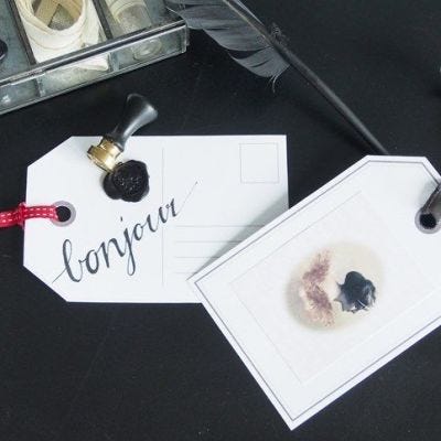 Une grande étiquette cadeau avec un sceau de cire