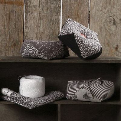 Un coussin à épingles fait avec du textile et un bouton de chez Vivi Gade design