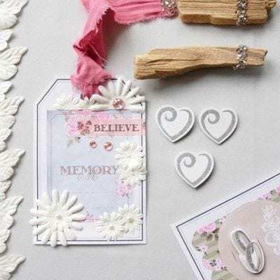 Une grande étiquette cadeau avec du papier de design Vivi Gade et des décorations.