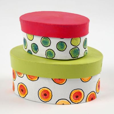 Des boîtes en carton peintes