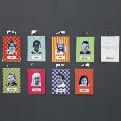 Des badges porte-nom avec photo en papier glacé plastifié