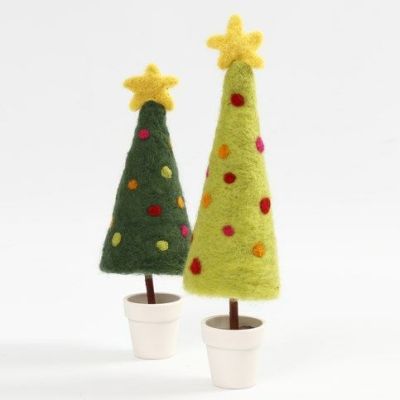 Un arbre de Noël feutré à l'aiguille avec une étoile sur un socle dans un pot.