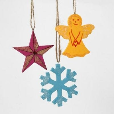 Décorations de Noël suspendues en bois peint avec des paillettes.