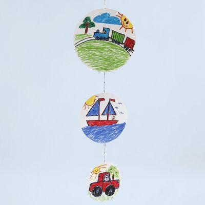 Un mobile fait avec des disques de papier cartonné décorés au marqueur
