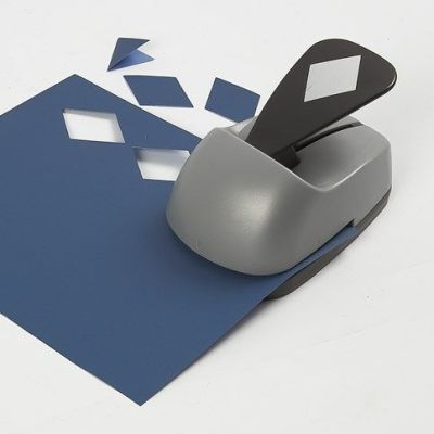 Une carte de vœux et une enveloppe décorées avec une guirlande bleue faite dans du papier martelé