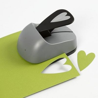 Une carte d'invitation et une carte de menu blanches et vertes de chez Happy Moments