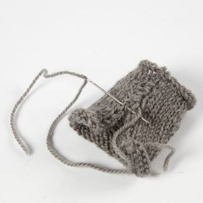 Une boule décorative tricotée et feutrée