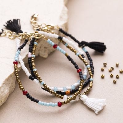 Un bracelet avec des perles rocailles