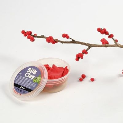 Décoration d'une table de Noël rouge et blanche