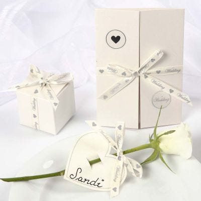 Des décorations de mariage avec un ruban de satin romantique