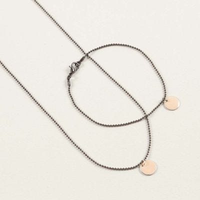 Bijou en chaîne de perles noires avec des pendentifs dorés