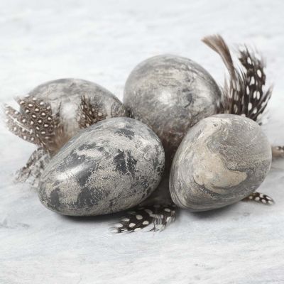 Des oeufs effet marbrés faits avec de l'argile et de la pâte Idea Mix