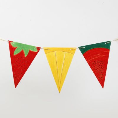 Guirlande faite de drapeaux de papier cartonné décorés