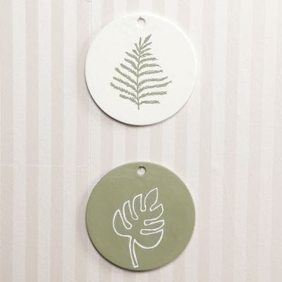Des assiettes en terre cuite décorées avec de la peinture acrylique