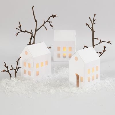 Des maisons illuminées avec des bougies chauffe-plat à LED