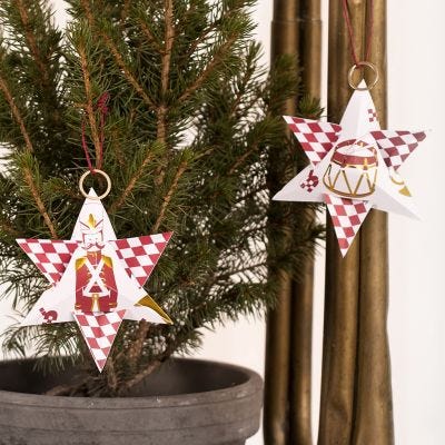 Une étoile de Noël réalisée en papier design avec un motif Casse-Noisette.