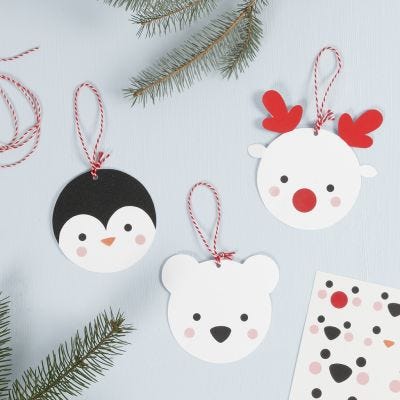 Des décorations d'animaux polaires en papier cartonné