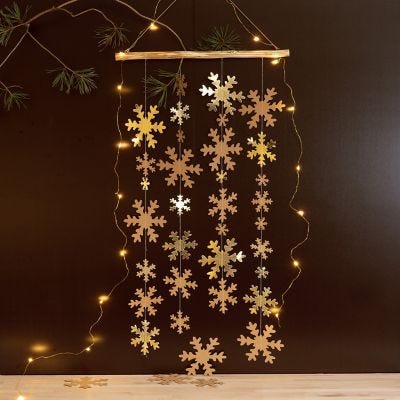 Une décoration à suspendre avec des flocons de neige en papier imitation cuir