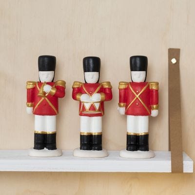 Un casse-noisette en terracotta décoré avec de la peinture Plus Color