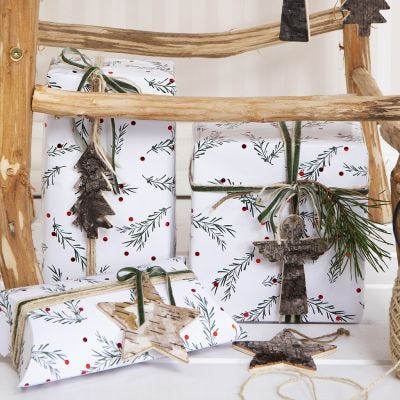 Emballage cadeau de Noël avec un motif de branches vertes