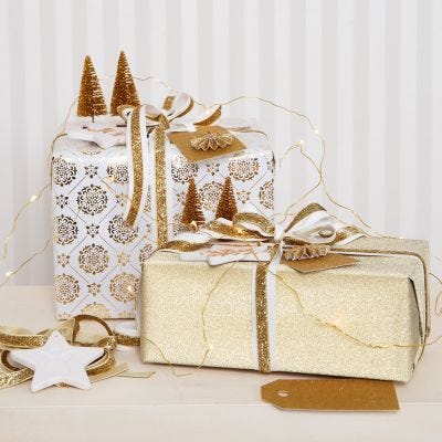 Emballage cadeau de Noël doré avec des décorationsà paillettes
