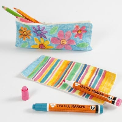 Une trousse en coton décorée avec des feutres textile