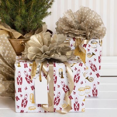 Emballage cadeau de Noël avec un pompon en papier de soie