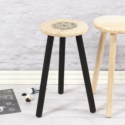 Tabouret en bois décoré de motifs ethniques à l'aide d'un pochoir