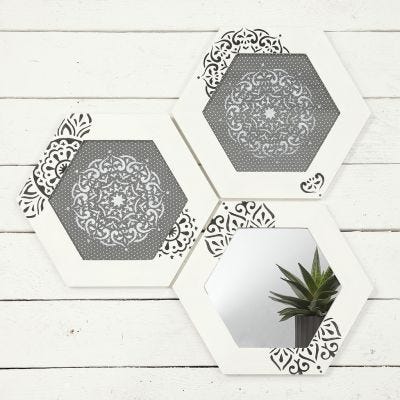 Cadres en bois décorés avec des motifs ethniques à l'aide d'un pochoir