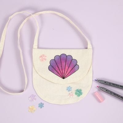 Un sac à main avec un dessin de coquillage decoré aux feutres textiles