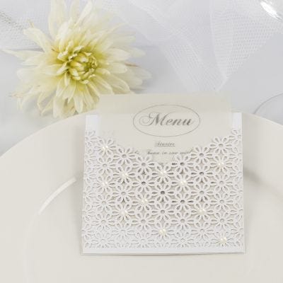 Un menu de mariage à l'intérieur d'une pochette faite avec du papier cartonné & du papier cartonné au motif de dentelle décorés de demi-perles
