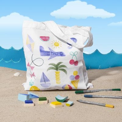 Des sacs de provisions décorés de motifs d'été tamponés