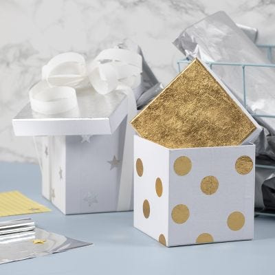 Une boîte décorée de film décoratif
