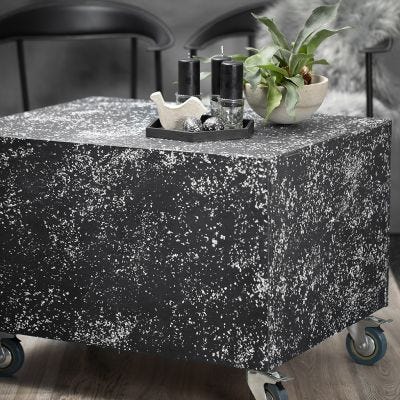 Un podium en palettes avec un aspect terrazzo.