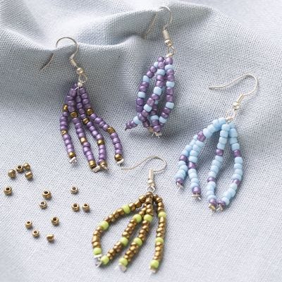 Des boucles d'oreilles décorées de pompons en perles de rocaille